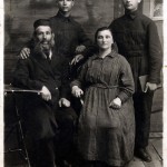 1920 - Лейба Чунц (дедушка по материской линии), Ханна Чунц  (бабушка по материнской линии) с сыновьями Исааком и Залманом